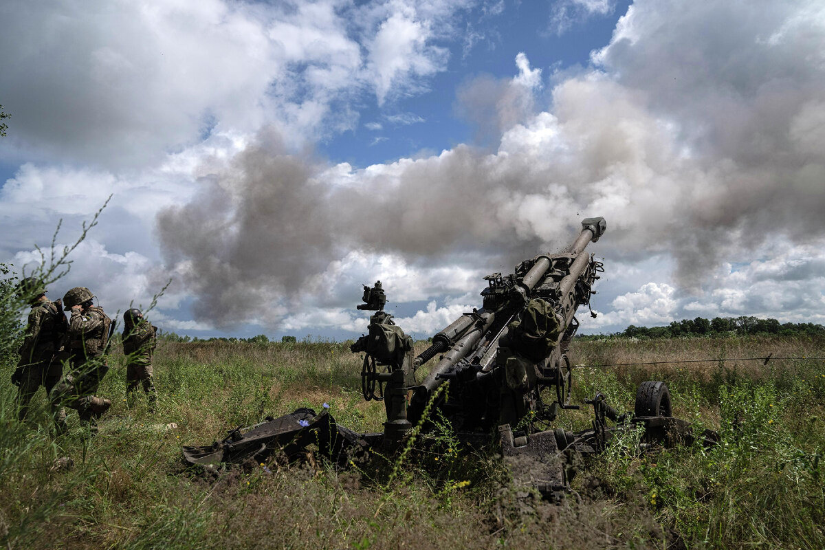 Украинские военнослужащие ведут огонь из гаубицы M777. Архивное фото