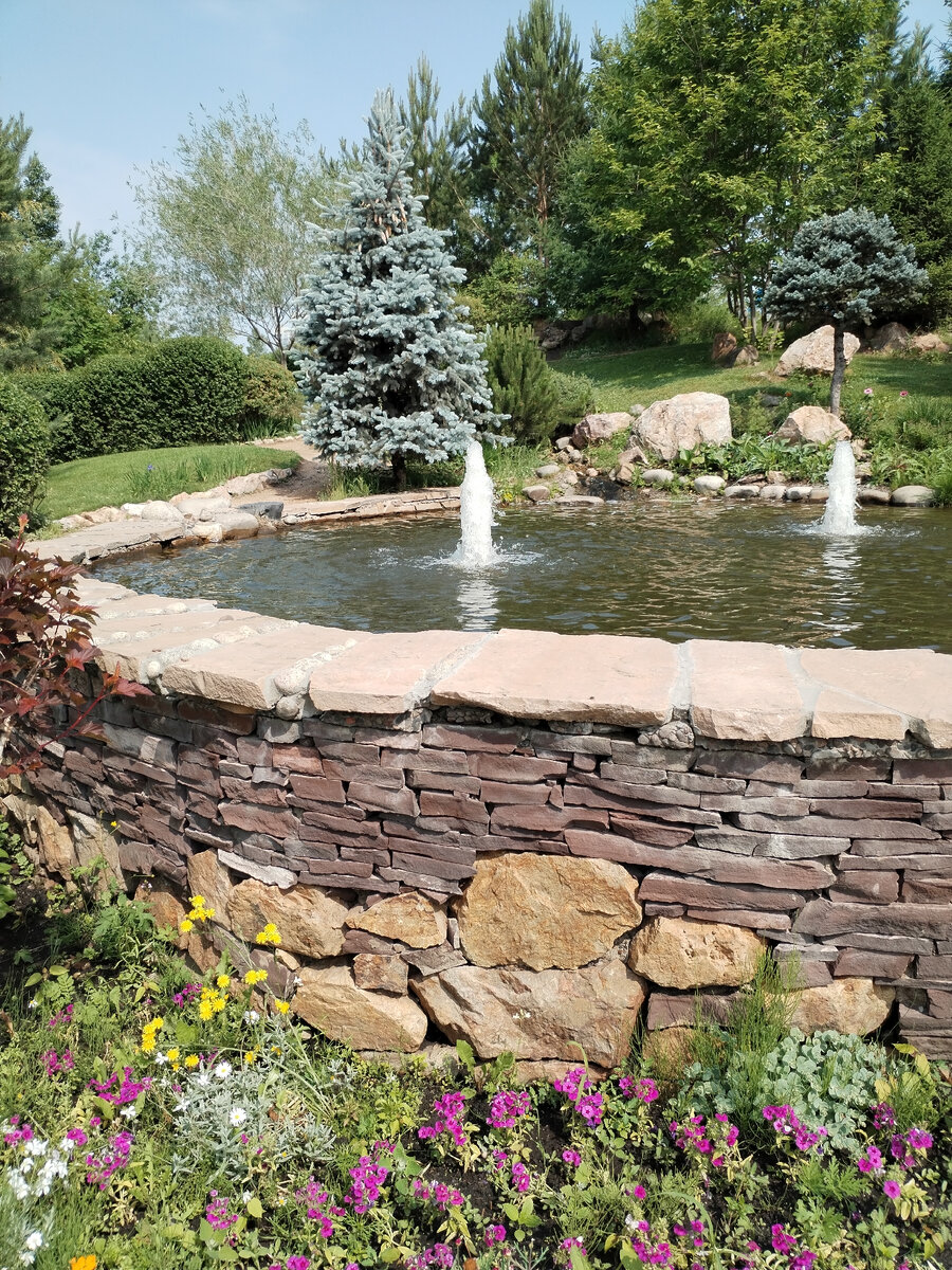 Фонтан в пруде