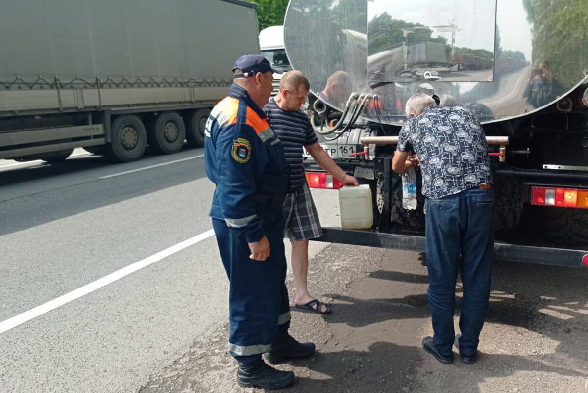  📷 📷 📷    МЧС помогает людям, застрявшим в пробках на трассе М-4