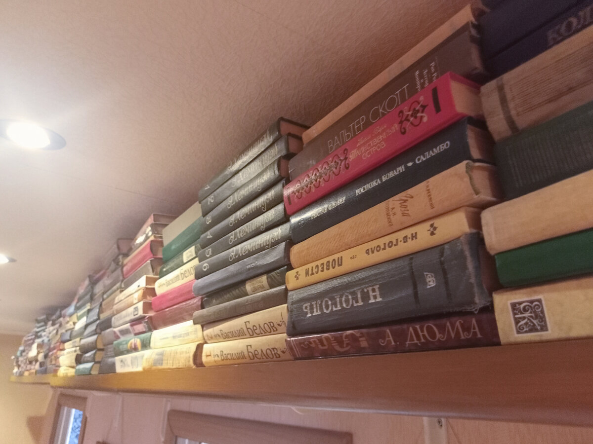 Полки в коридоре под самым потолком. Нагрузку и количество кронштейнов рассчитывала сама. Сопромат ещё рулит.