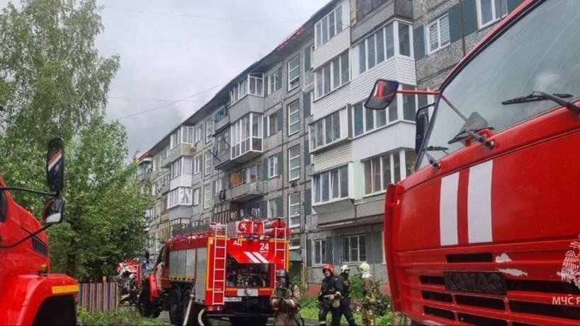     Жильцов временно разместили в школе. Часть пожилых жильцов посадили в машины МЧС.