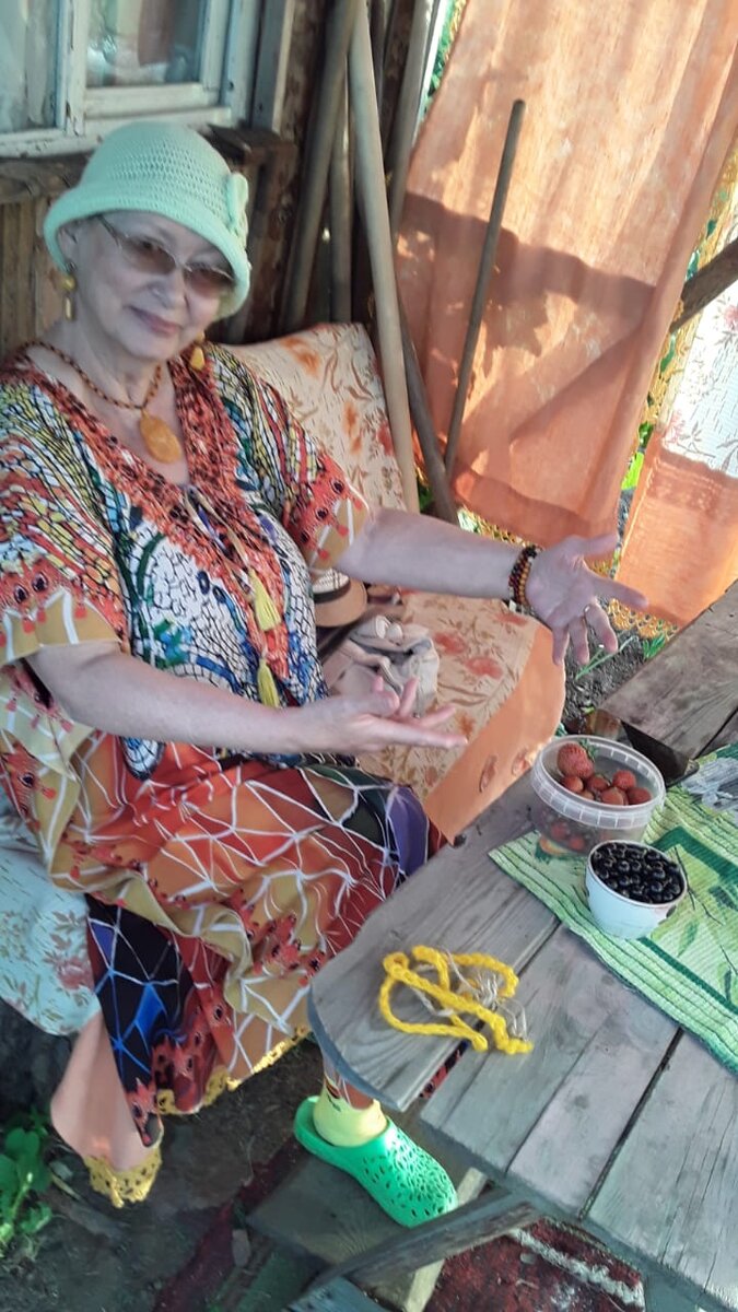 Сегодня и черной смородины немножко собрали.😋😀😊