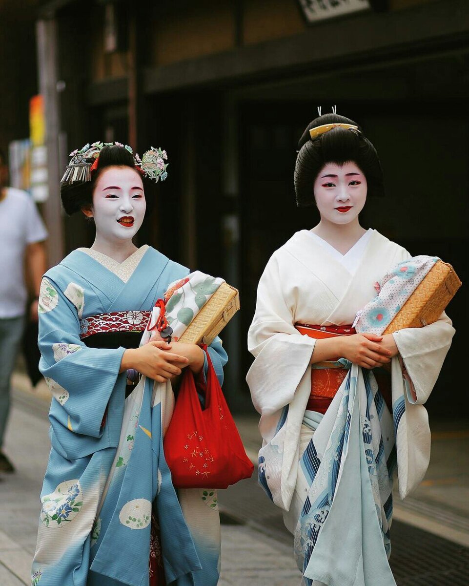 Гейша (гейко) и ее ученица майко на улицах Киото 