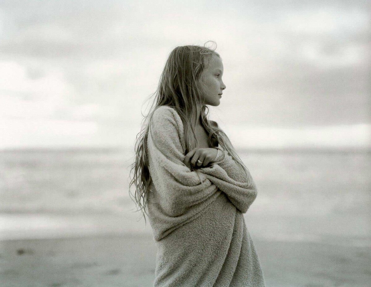 Девочка на пляже. Фото Джока Стёрджеса.