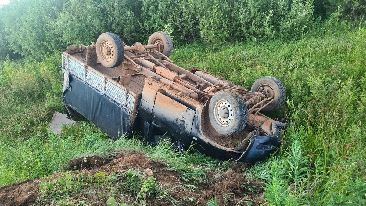     В Кезском районе пьяный водитель без прав опрокинул «УАЗ Патриот», в результате пострадал пассажир автомобиля.