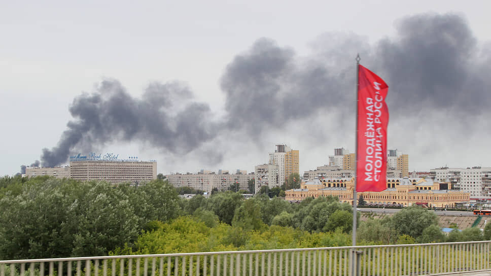 Фото: Роман Яровицын / Коммерсантъ📷Столб дыма над заводом «Бальзам»