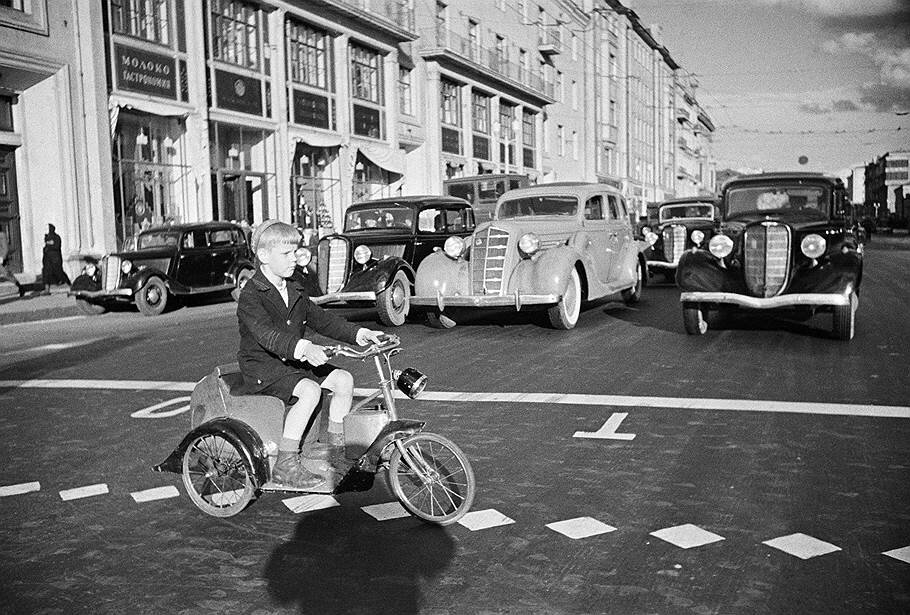 1940 ссср. Аркадий Самойлович Шайхет. Улица Горького в Москве в 1935 году. Аркадий Шайхет паровоз. Улица Горького 1930е.