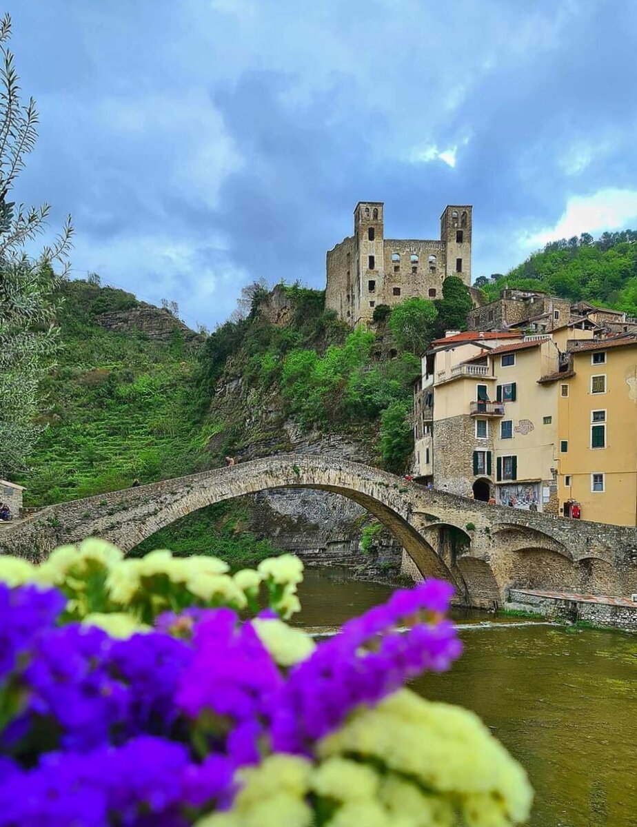 Зàмок Doria и изумительный "горбатый" римский мост в борго Dolceacqua. О замке будет рассказ и большое видео