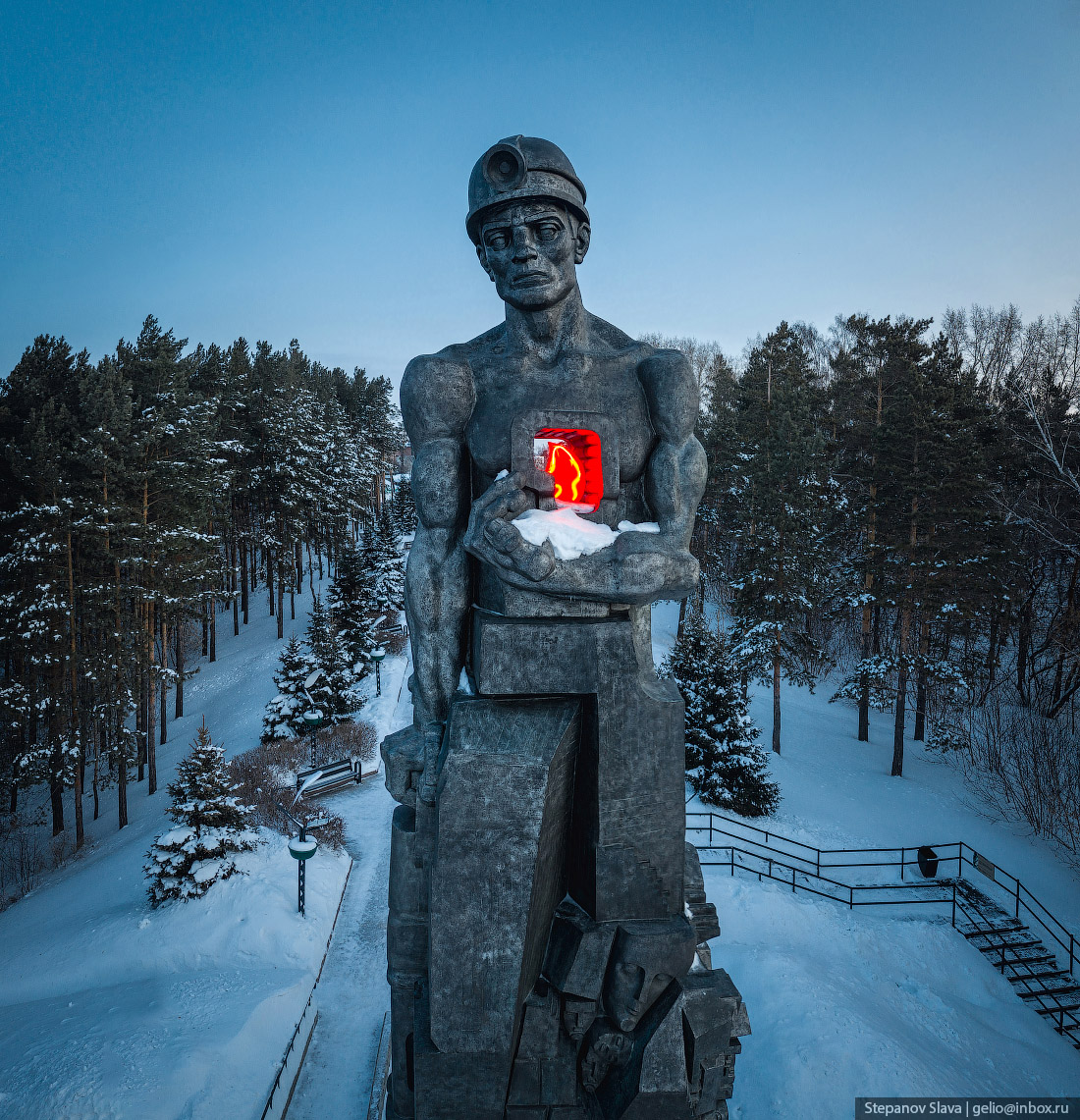 Монумент кемерово. Монумент «память шахтерам Кузбасса» Кемерово. Память шахтерам Кузбасса памятник. Монумент памятник шахтерам Кузбасса. Памятник шахтерам Кемерово.