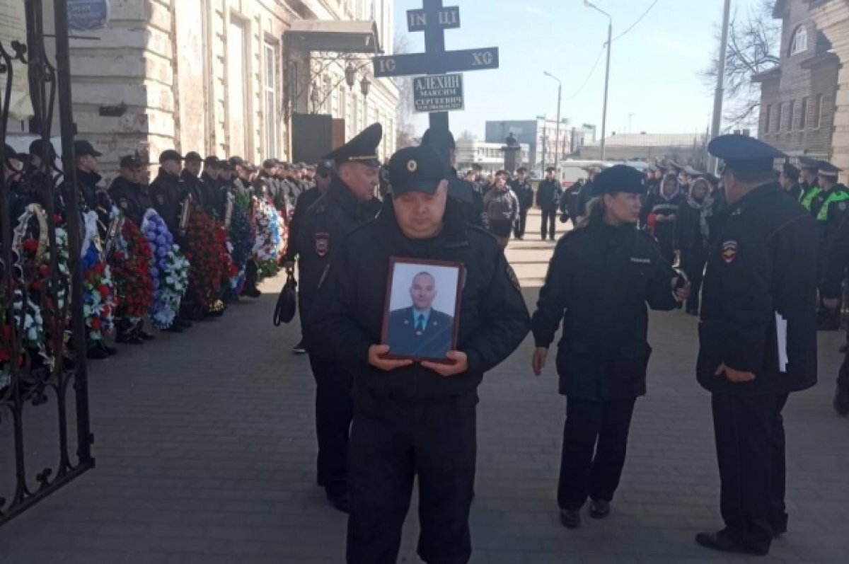    Встали на пути боевиков. На родине простились с героями-полицейскими