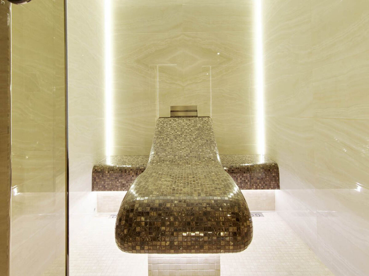 Мокрая зона с постаментом в номере "Аква" в Подушкине на Пресне в Москве.