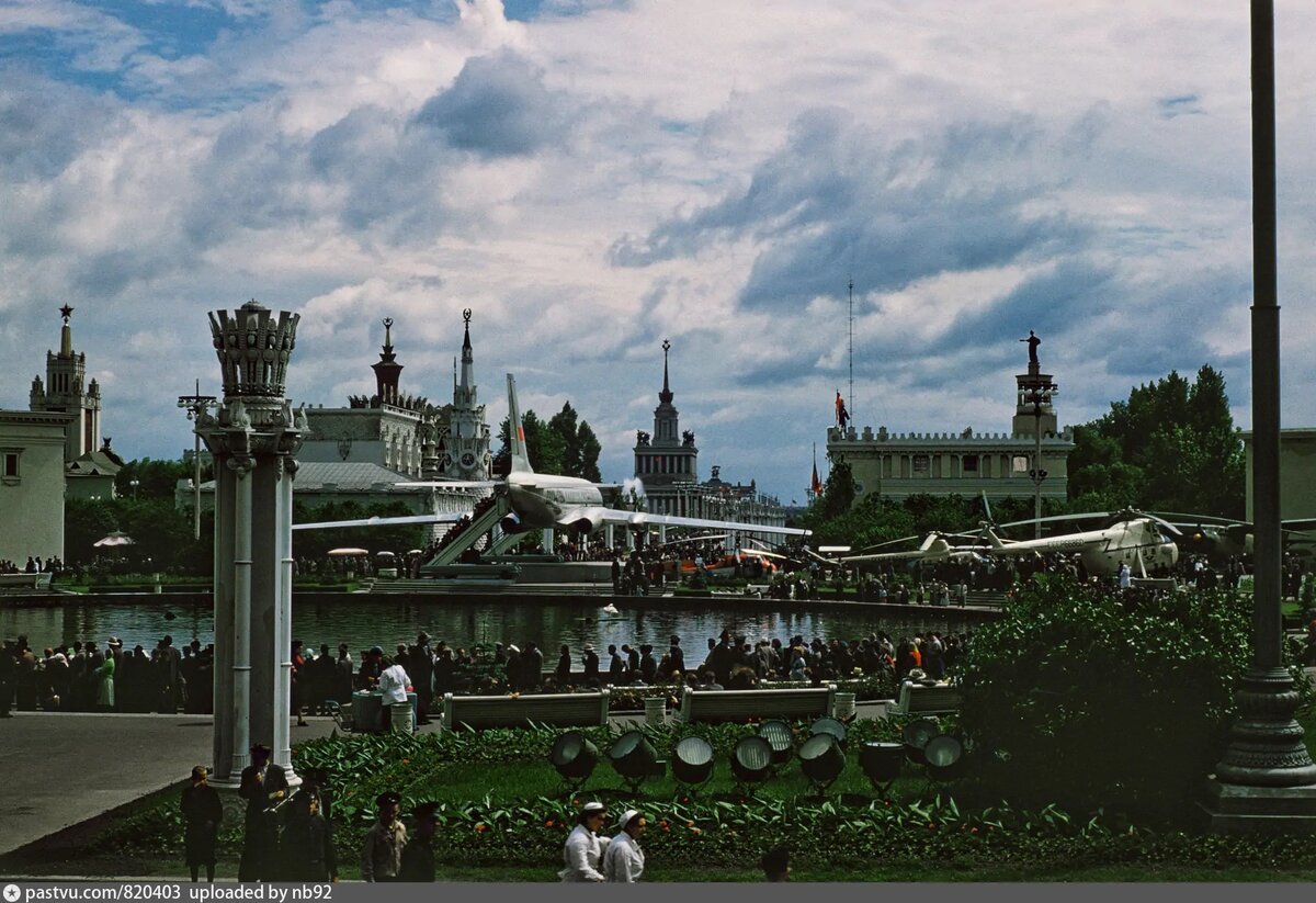 Бассейн на площади Промышленности, 1959. С сайта www.pastvu.com.