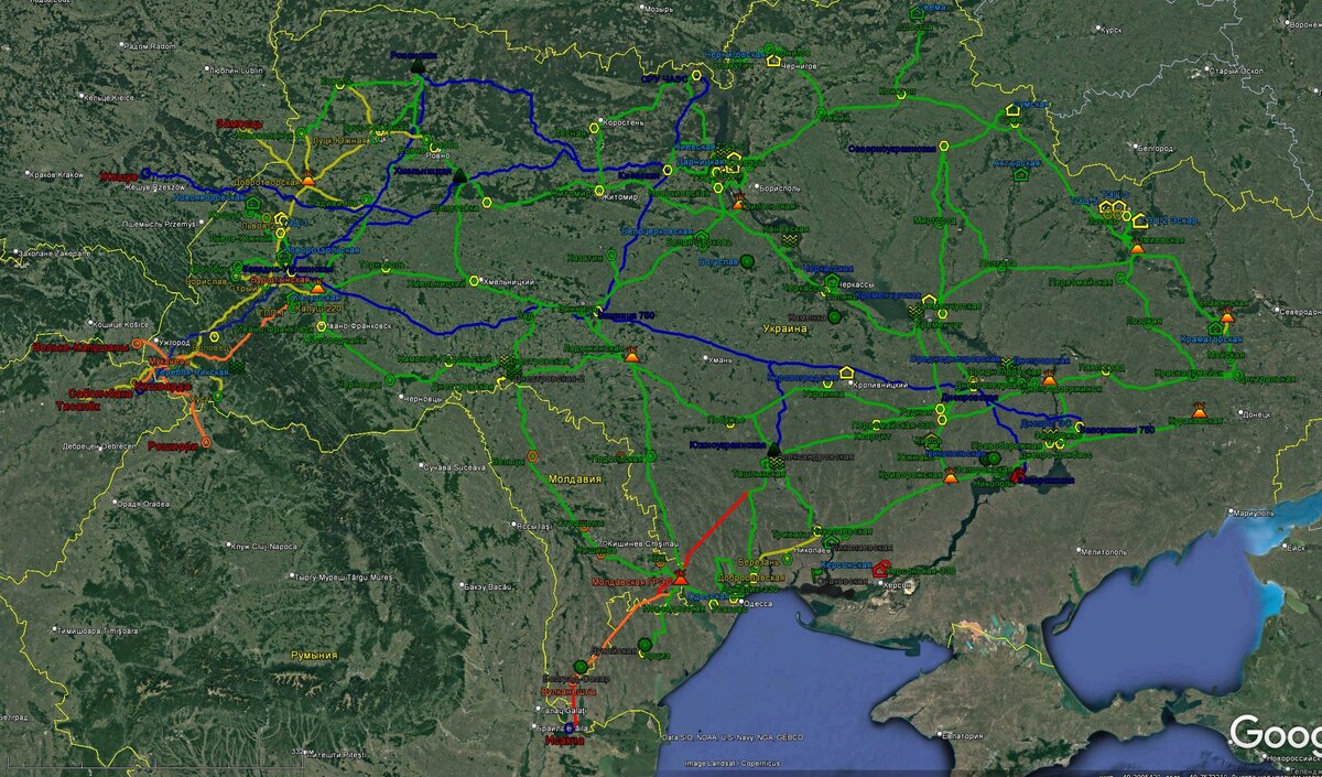 Украинская энергосистема. Синим цветом (линии и подписи) показаны сети 750 кВ, рыжим – 400 кВ, зелёным – 330 кВ, жёлтым – 220 кВ. Красным подписаны заграничные ПС. Жёлтый значок – объект атакован (точно или предположительно), зелёный – нет, рыжий – молдавские подстанции, отключавшиеся из-за общего блэкаута. Рисунок выложен в телеграм-канале