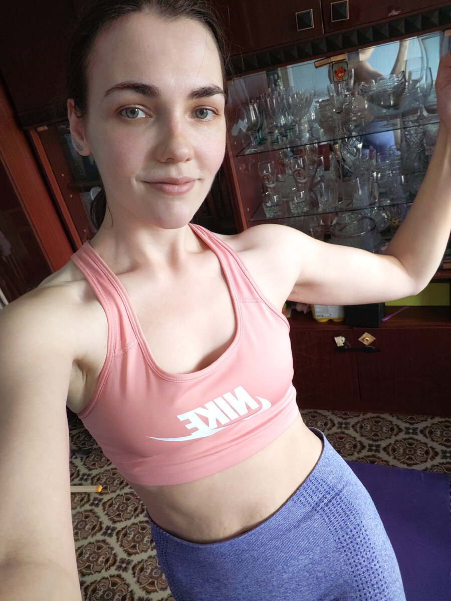 Немного любуюсь своими руками.)) Кожа подтягиваться, даже рельеф виден чуть-чуть 😁