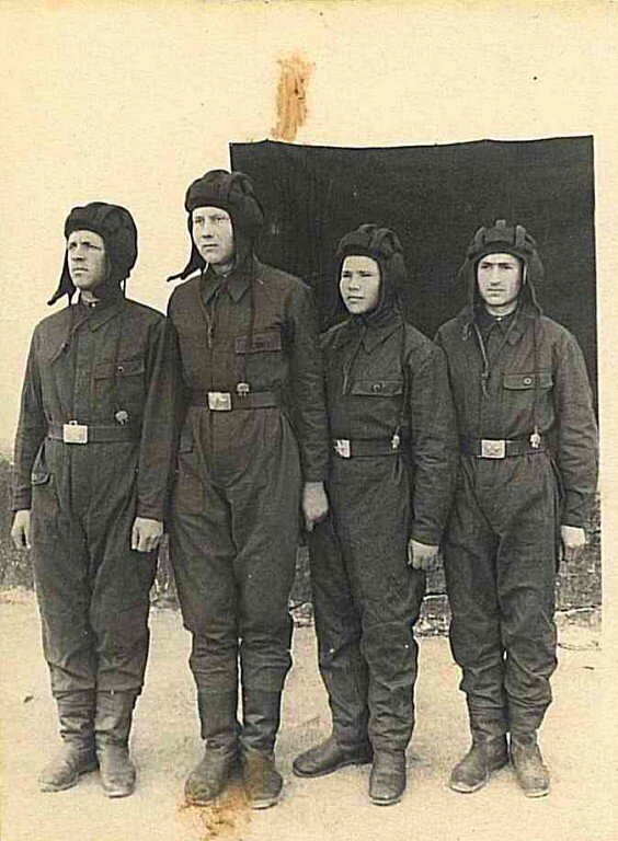 1943 год. Бойцы 13 Гвардейской танковой бригады. Второй справа Дурных Александр Григорьевич.