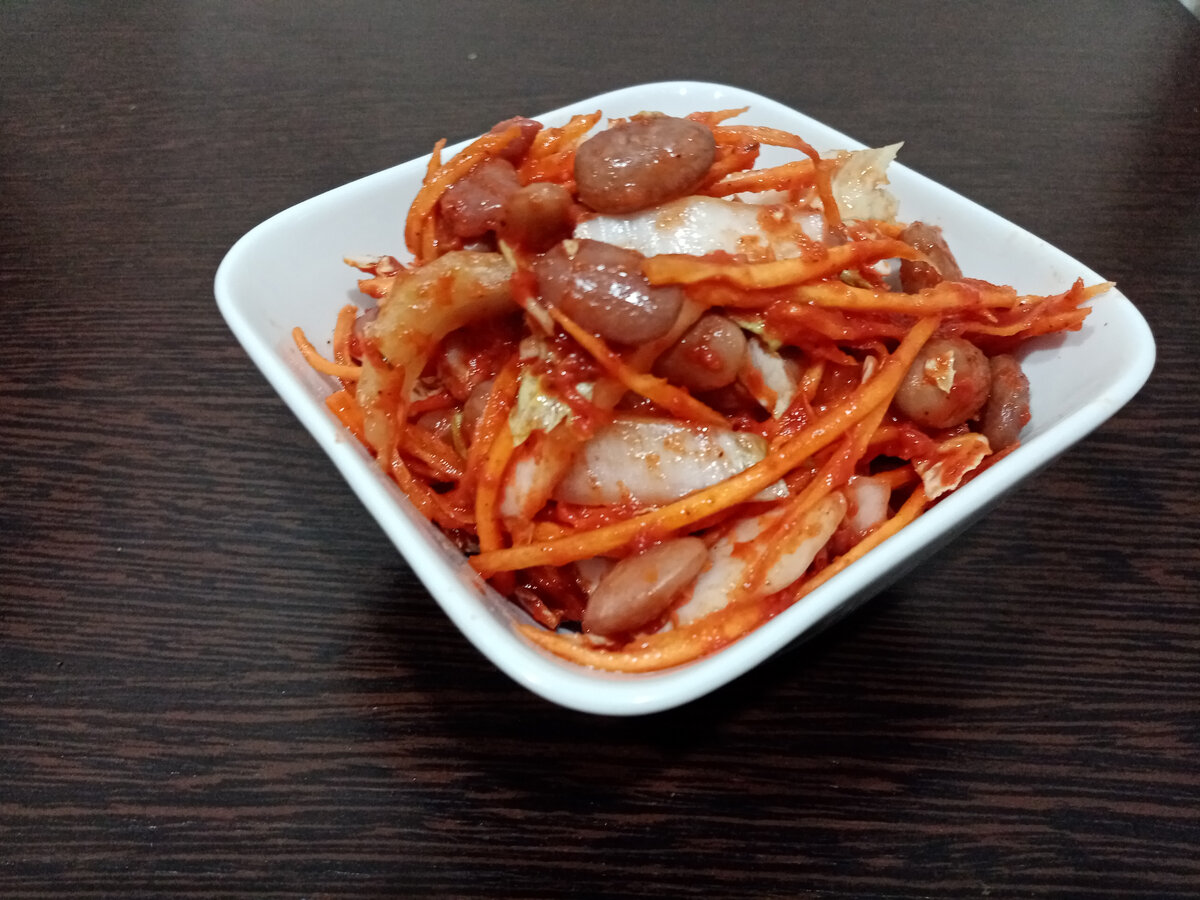 Вот такой получается вкусный и пикантный салат