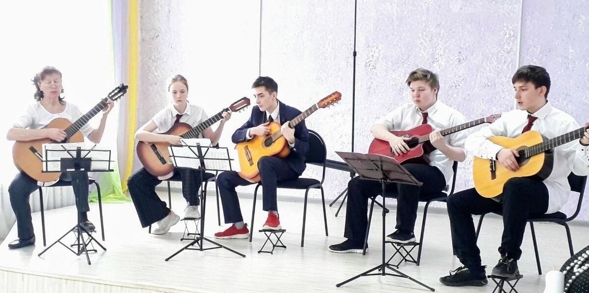 Ансамбль гитаристов «Созвучие» с руководителем Татьяной Танковой (слева)