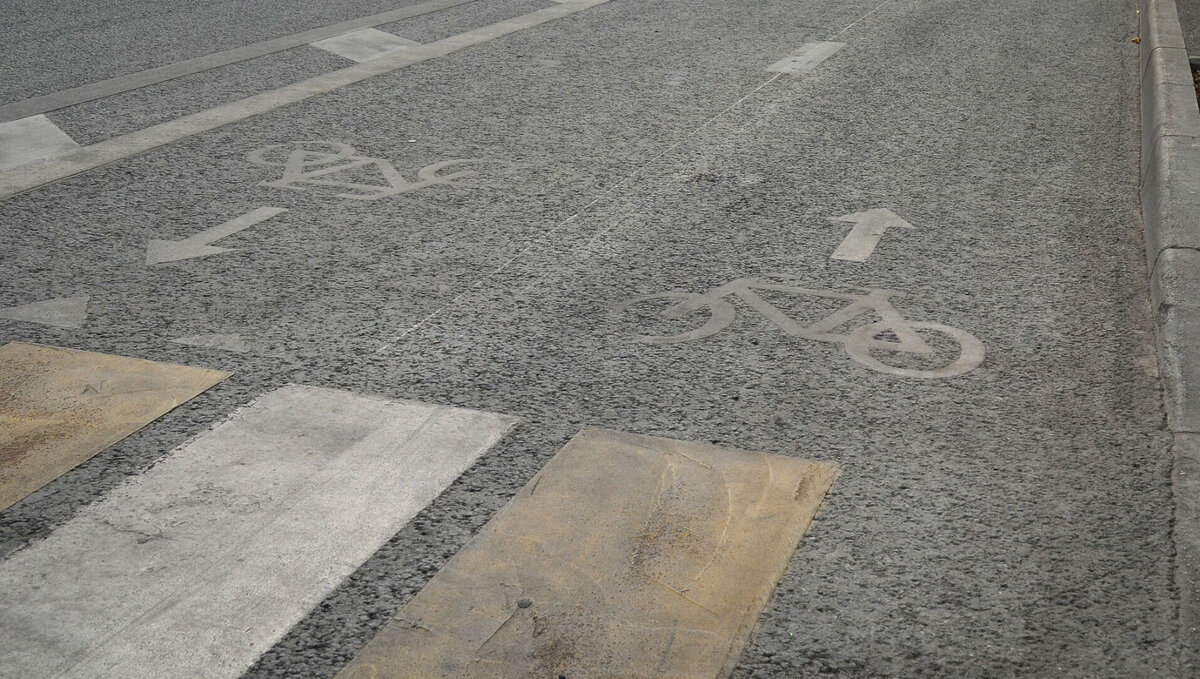     Разметку на велодорожках в Ижевске начнут обновлять только после того, как нанесут свежую краску на дороги и пешеходные переходы. Об этом в прямом эфире на платформе Центра управления регионом рассказал глава города Олег Бекмеметьев.