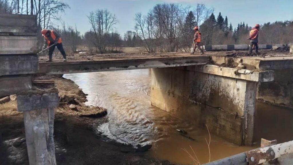     В Кезском районе Удмуртии ремонтируется мост через реку Пызеп, на время ремонта открыли движение по временному объезду.
