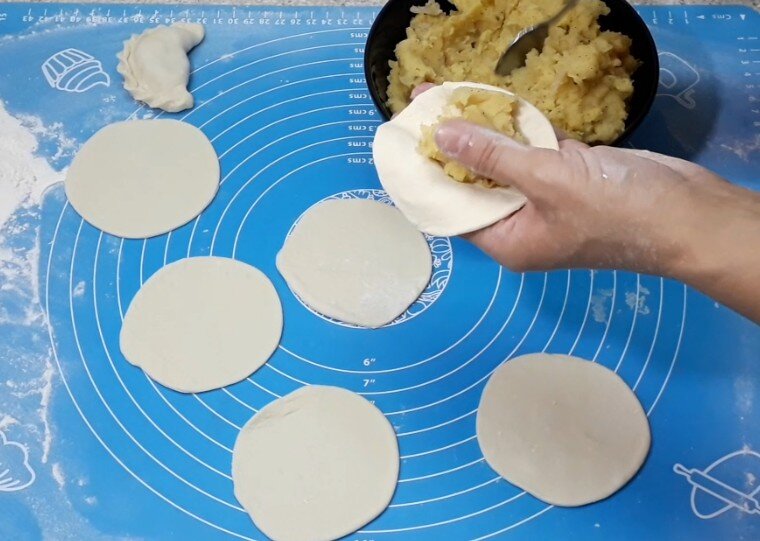 Как приготовить тесто для вареников и пельменей — видео рецепт: