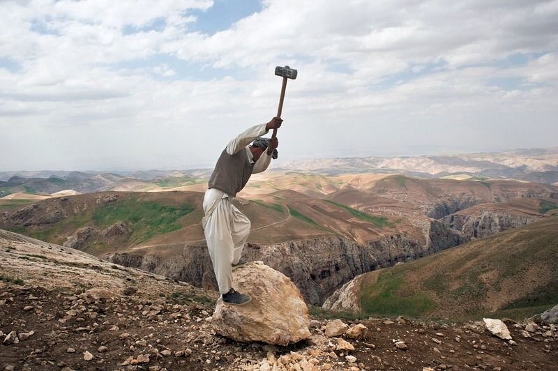 «Когда мне кажется, что уже ничто не может помочь, я иду и смотрю на каменотеса, который сотни раз бьет по камню. И не появляется ни одной трещины. Но когда сто первый удар раскалывает камень надвое, я понимаю, что камень разбил не последний удар, а все те, что были до него». Якоб Риис 
