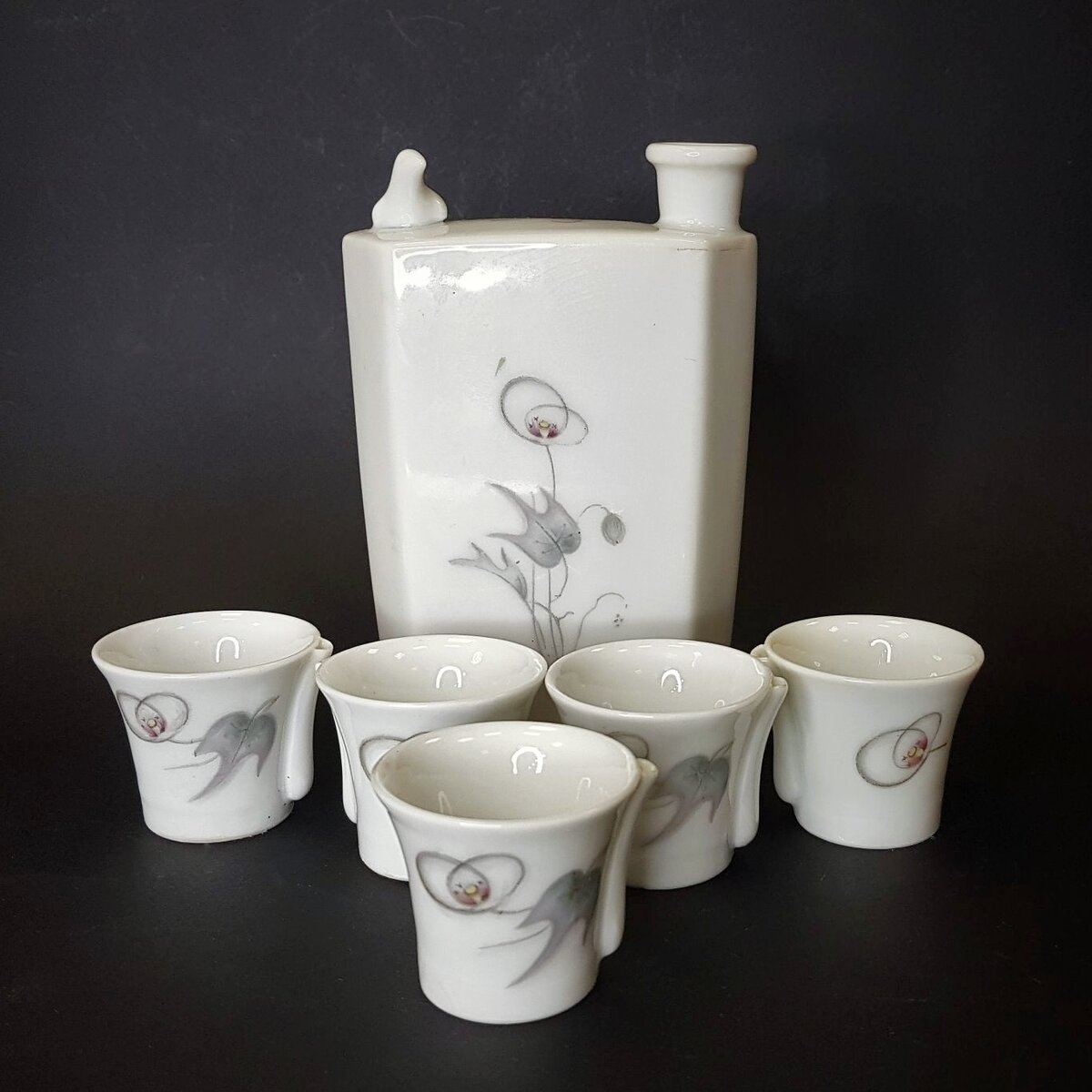 Набор для саке Белый цветок. Фарфор, Япония, 1-я половина 20 века. Высота 14,8 см. https://ru.bidspirit.com