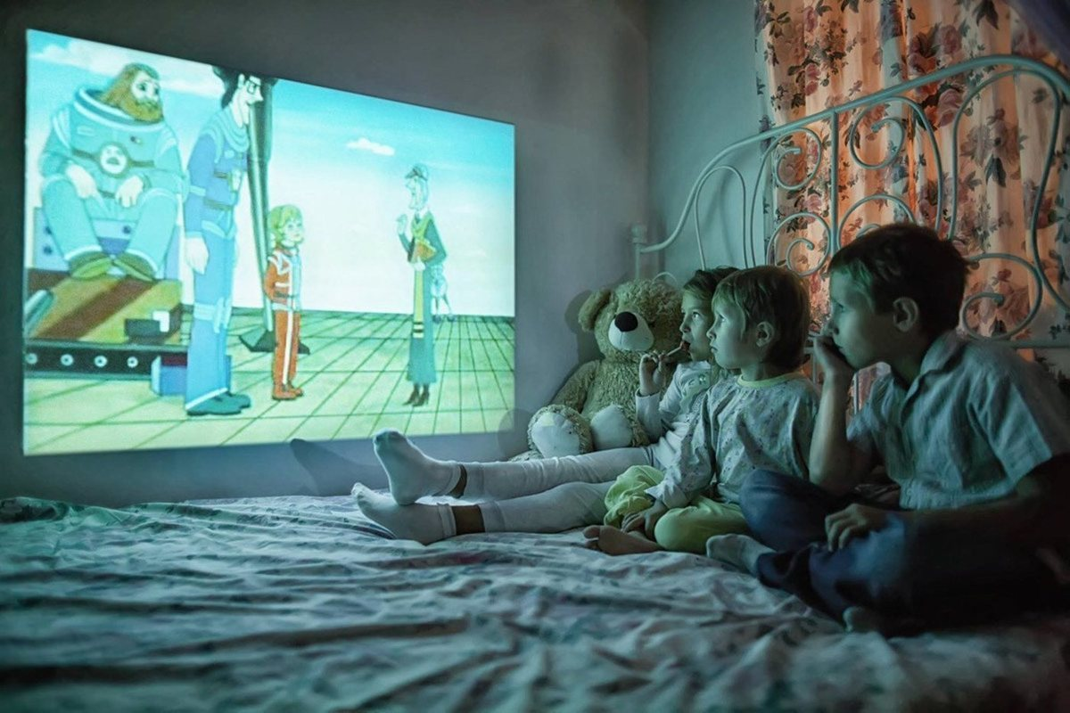 Телевизор с мультиками. Детская комната с проектором. Телевизор в детской. Диафильм на стене.