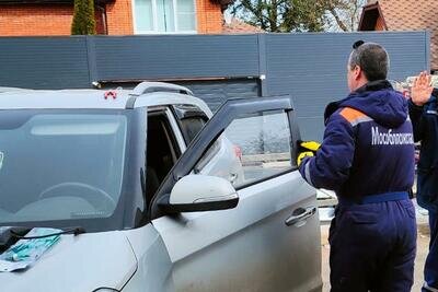    Спасатели освобождают ребенка из заблокированного автомобиля © Пресс-служба ГКУ МО «Мособлпожспас»