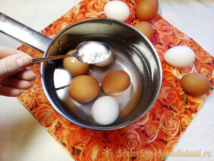 Как правильно чистить вареные яйца