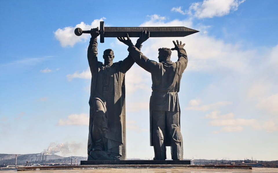 Монумент "Тыл - фронту" в Магнитогорске"