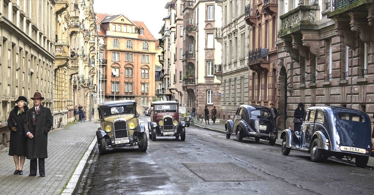 Современный механизированный "заплаточный" ремонт дорог в Париже 1920-х? Хм-м...