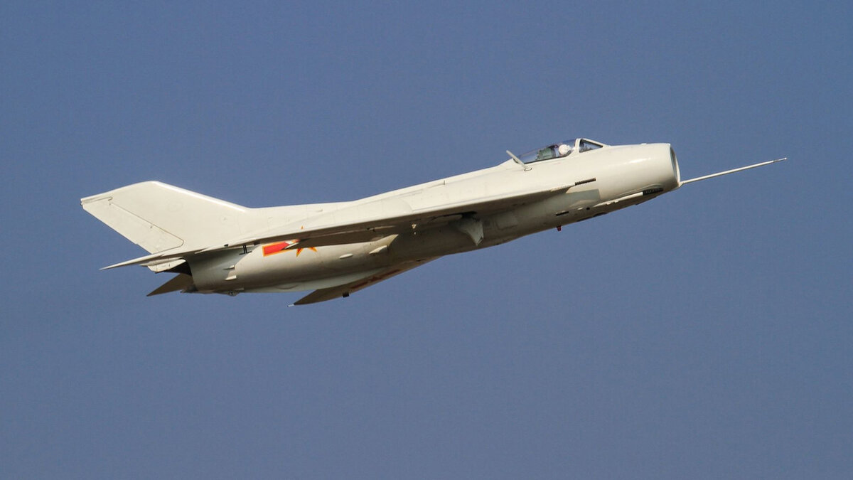 Китайский истребитель J-6. Источник фото: https://newsae.ru/nauka_i_tehnika/22-10-2021/v_kitae_prevratili_kopii_sovetskih_istrebiteley_v_bespilotniki/