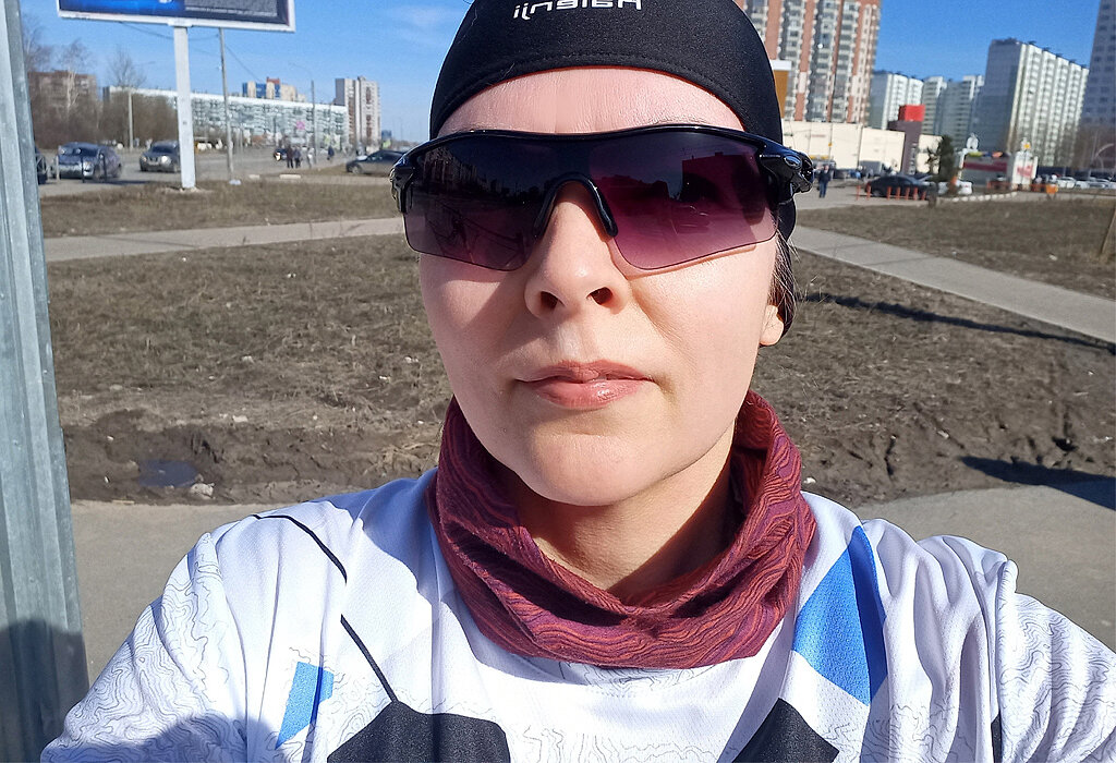 Стремительное селфи на перекрестке. На мне новый защитный крем и очки