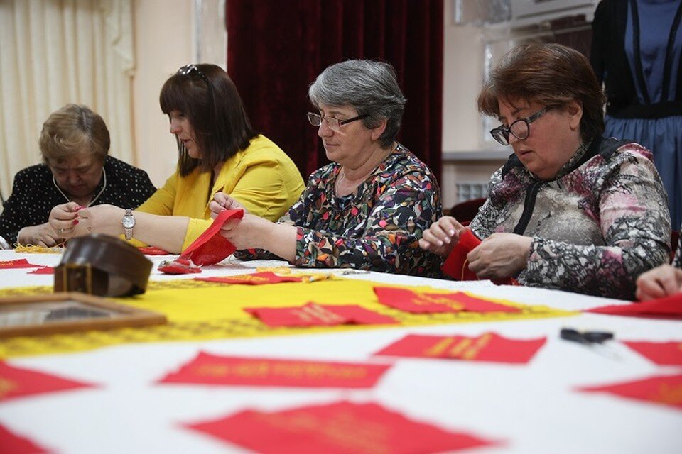    Волонтеры принялись за кропотливую работу. Виталий ТИМКИВ