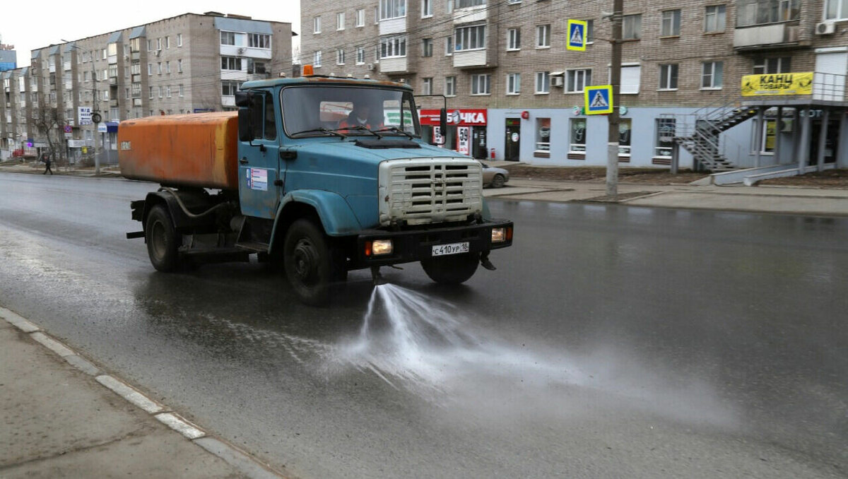     В Ижевске могут начать мыть улицы с добавлением шампуня. Такой ответ на вопрос жительницы города в прямом эфире радио «Адам» 18 апреля дал глава столицы Удмуртии Олег Бекмеметьев.