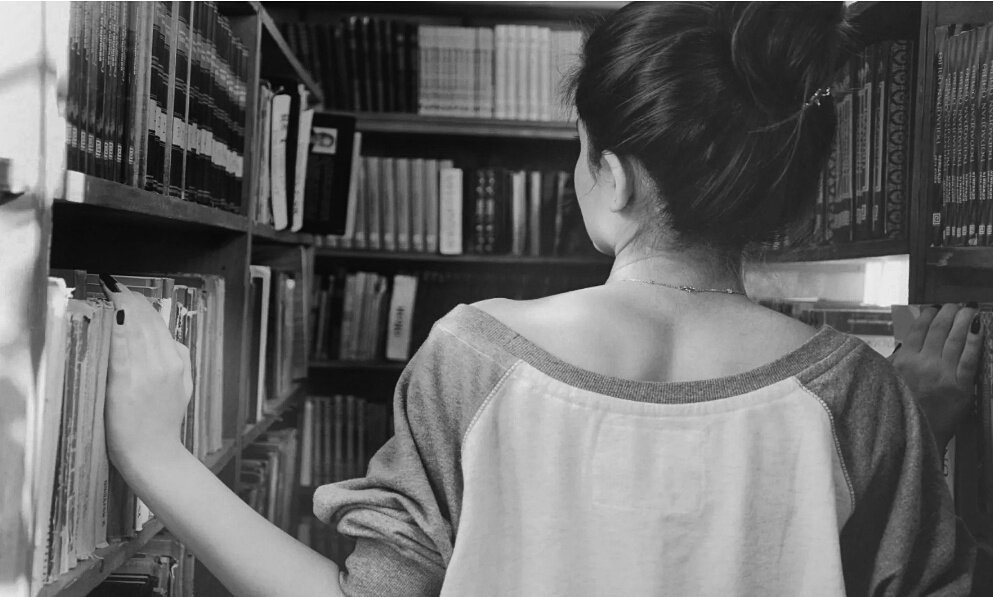 Изображение со страницы https://hotwalls.ru/devushka_spinoy_v_biblioteke/1920x1080