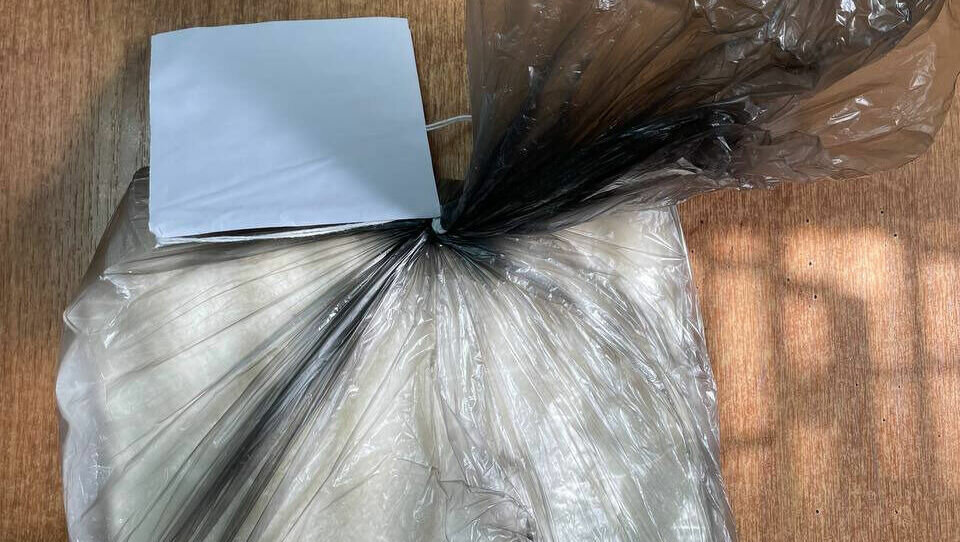     Житель одной из стран ближнего зарубежья пытался провезти в Волгоград наркотическое средство в особо крупном размере. Его автомобиль был остановлен оперативниками на московской трассе, сообщает пресс-служба УФСБ по Волгоградской области.