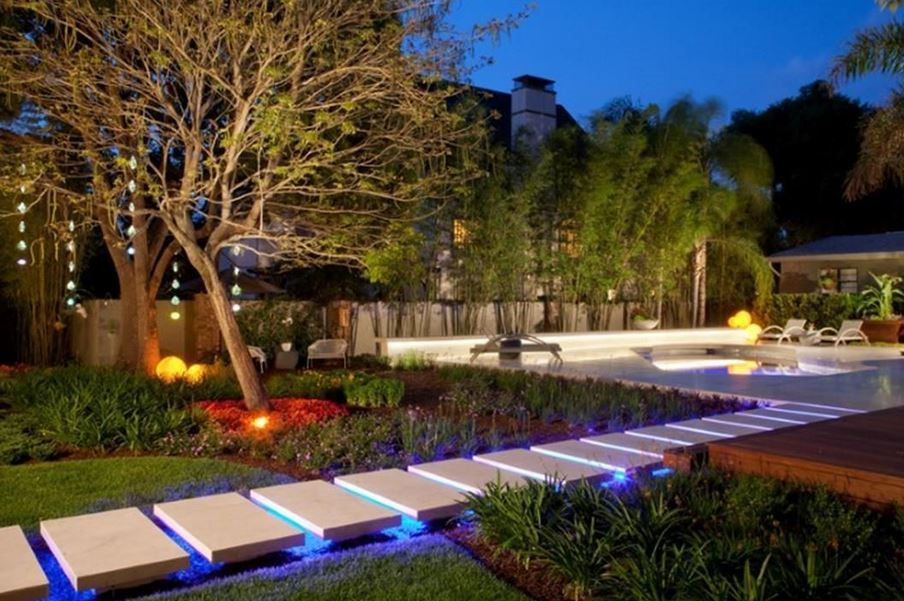 Удачная подсветка садовой дорожки