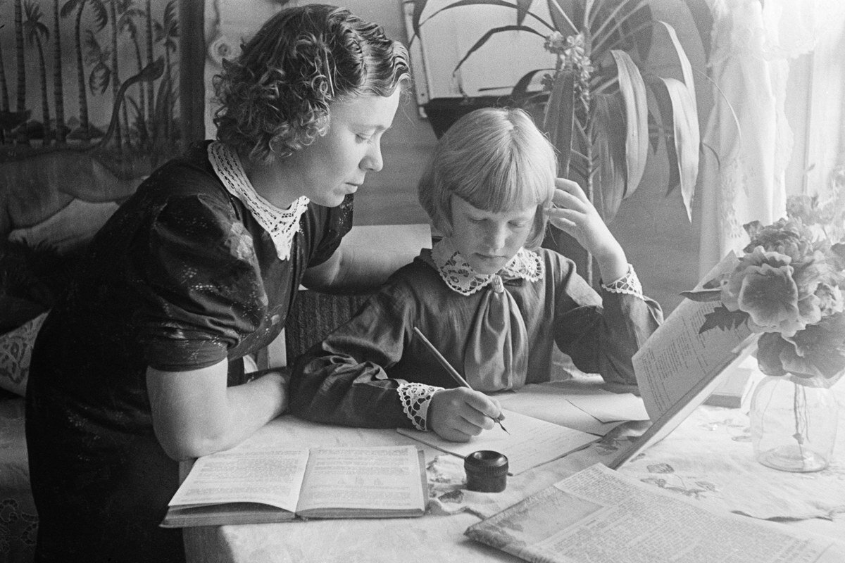 Наши бабушки и даже мамы «все делали руками­». И все успевали, и по дому, и с детьми.   У многих уже бабушки были городскими. В городе быт проще, чем в деревне.-3