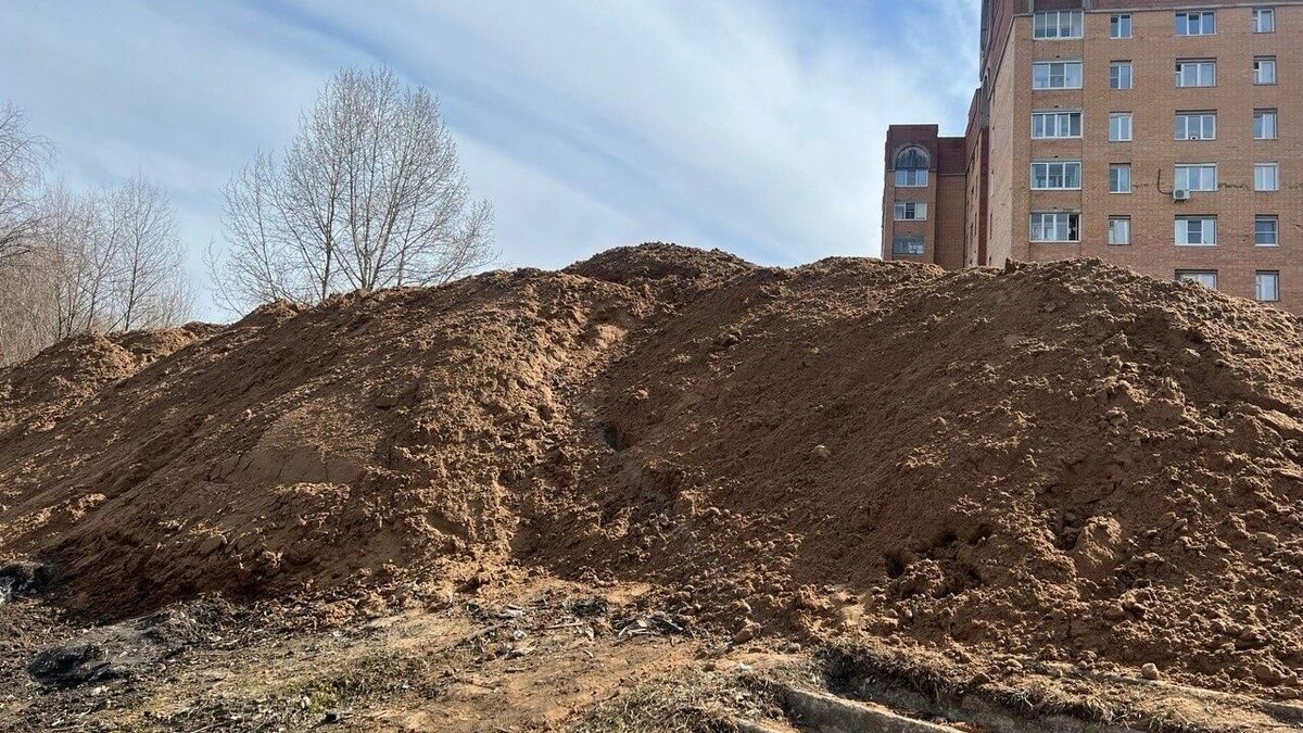     В Глазове жители начали растаскивать песок, который привезли для устройства пляжа.