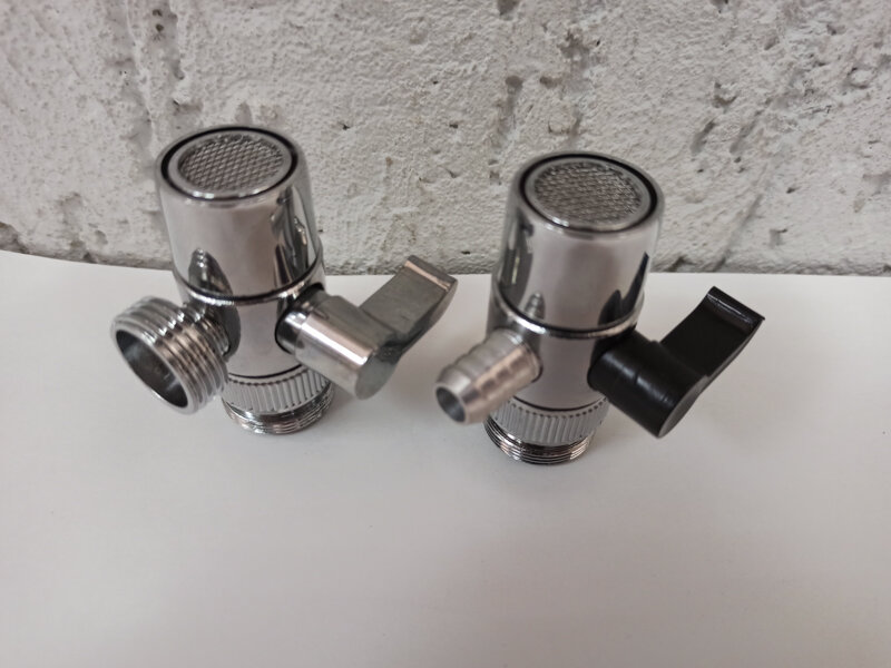 Переходники на кран с переключателем, слева направо: под гибкую подводку на резьбе 1/2; под шланг диаметрами 8,10,12 мм. Фото автора ©