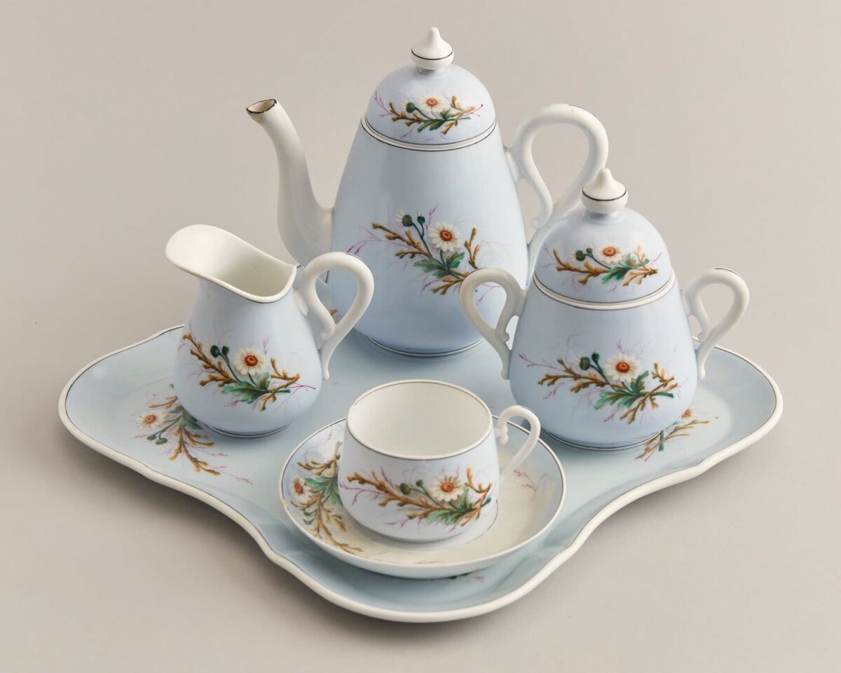 Сервиз из 6-ти предметов, мануфактура Ф.Я. Гарднера. 1889-1917 г. Размеры: поднос 30*30 см, высота чайника 18,5 см, молочника 10 см, сахарницы 14 см, объем чашки 150 мл, высота 5 см. Состояние: скол на краю чашки, трещина у молочника внутри, реставрация микро-скола на носике чайник. Продан за 77 тысяч рублей. https://ru.bidspirit.com