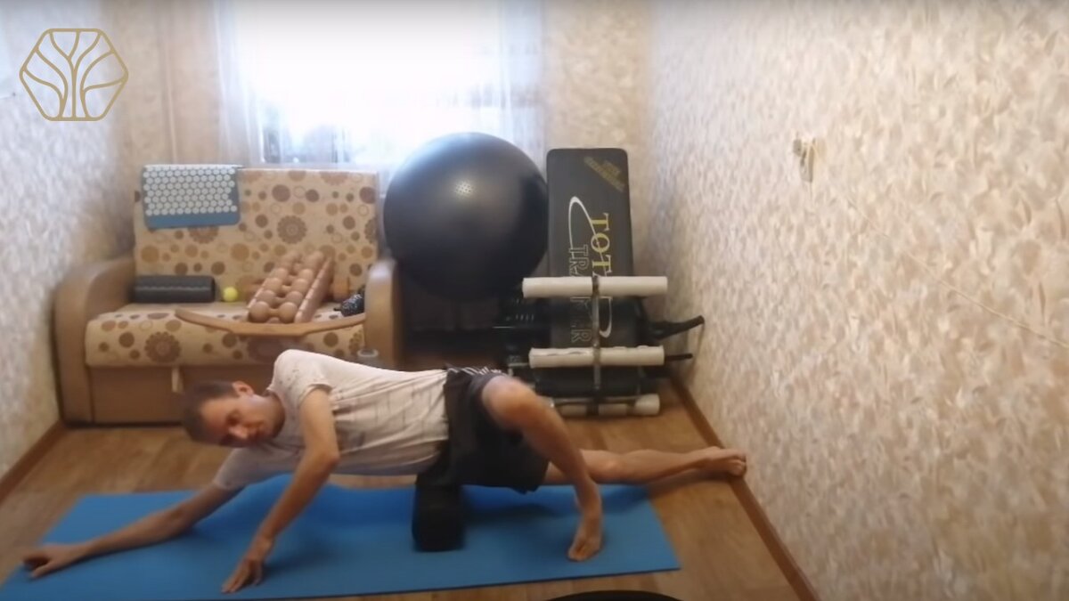 Диагноз - болезнь Бехтерева, но мужчина не сдавался и предпринимал все, что только было возможно, чтобы хотя бы минимально восстановить подвижность позвоночника. 