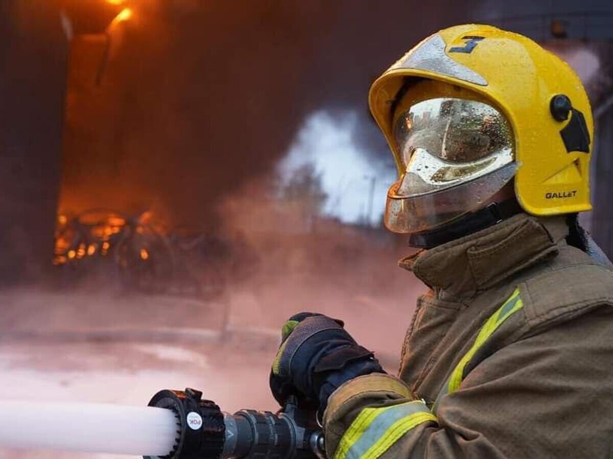    Пожарный украинской службы по чрезвычайным ситуациям тушит пожар на стратегическом объекте© Фото : ДСНС України