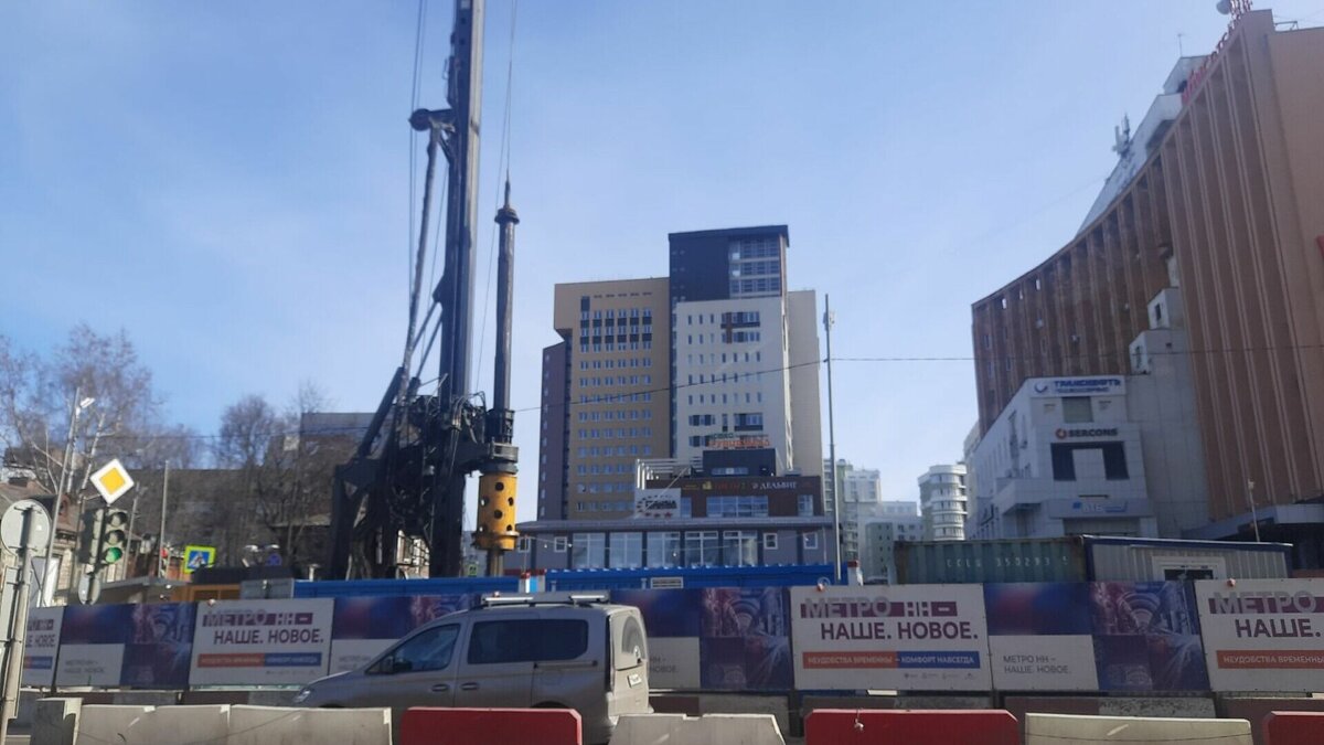     Экскаватор провалился в яму на стройплощадке метро в Нижнем Новгороде. Об этом сообщается в Telegram-канале «Метро НН».