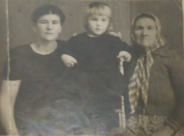 Прабабушка Ульяна Самойловна, бабушка Марина (Марьяна) Ювенальевна и моя тётя (Фотография из семейного архива, ориентировочно 1947-1948 гг.)