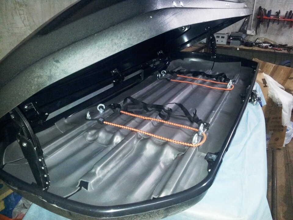 крепление автобокса. автобокс на крышу мл163. крепление автобокса. подвес для автобокса в гараже. автобокс атлант 431.