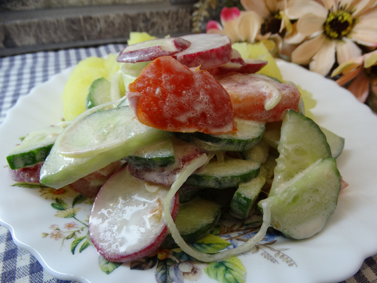 Весенний салат из редиски, огурцов и помидор 