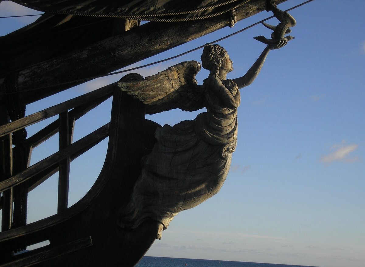 Кариатида на носу корабля. Яндекс фото