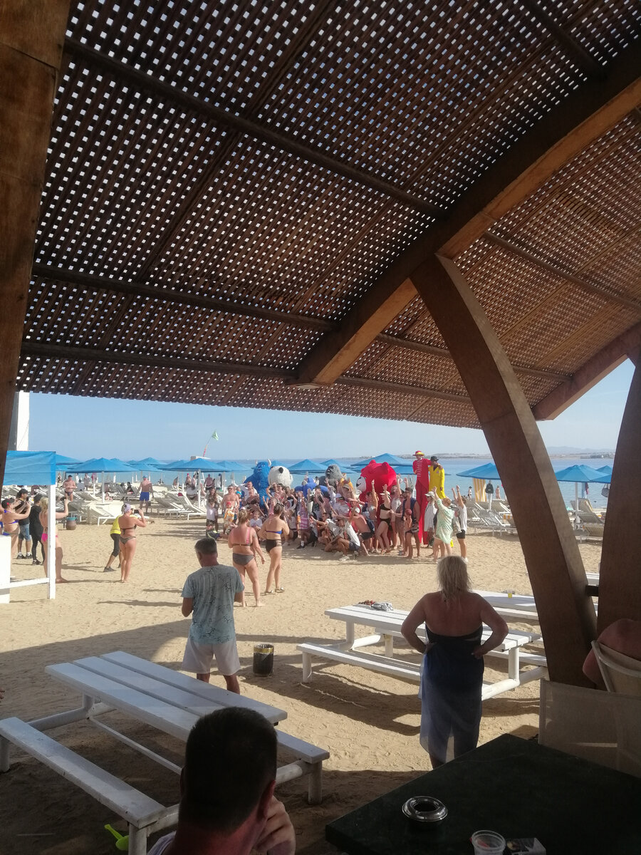 Аниматоры развлекают активных отдыхающих, как могут! 